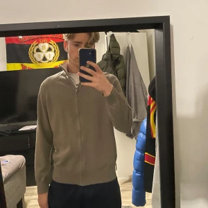 Beige tröja från Mango - En beige zip hoodie från Mango i storlek S skönt nu på vinter och passar det mesta.