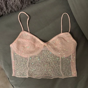 Paljett top - Säljer en söt rosa topp från Bershka med tunna axelband och paljetter.✨