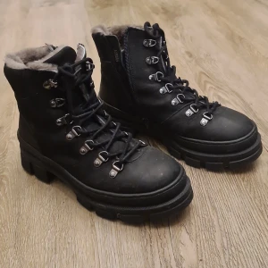 Svarta kängor från Billi Bi - Säljer ett par svarta kängor från Billi Bi. Storlek 38, nästan helt nya. Endast använda några gånger.