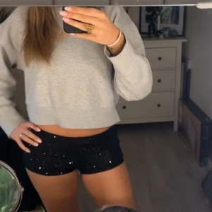 Svarta glittriga shorts - Snygga svarta lågmidjade shorts med glittriga paljetter. passar xs/s, bara använd en gång ❤️