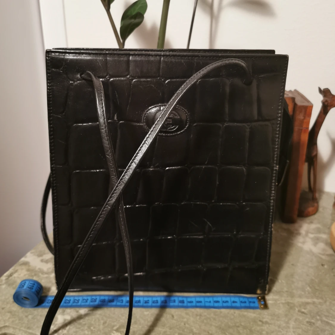 Rektangulär svart väska med krokodilmönster - 1
