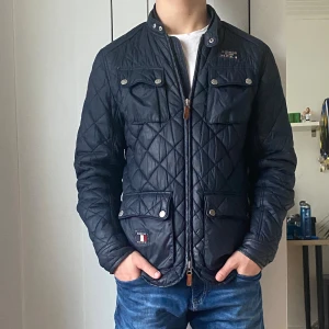 Morris dunjacka - En fet dunjacka från Morris i storlek M. Passar perfekt nu till våren. Skick 9,5/10. Skriv om det är något du funderar på👑