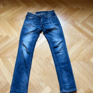 Blå jeans från Dondup - Snygga blå jeans från Dondup. Byxorna har en lätt slitning för en cool look och är perfekta för en avslappnad stil.