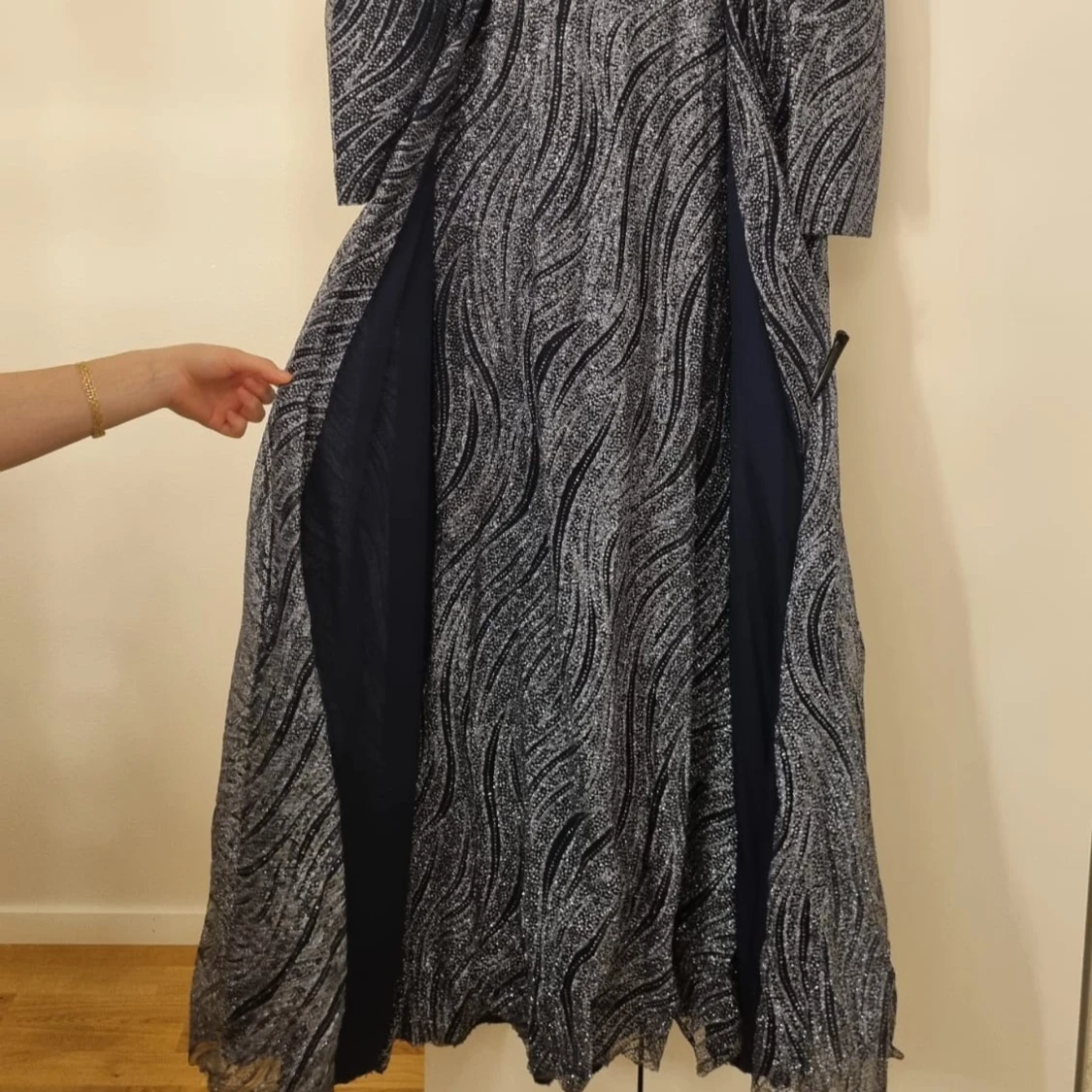 Mönstrad långklänning i glitter  - 1