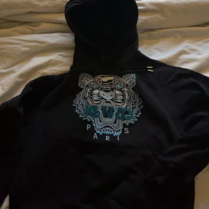 Kenzo hoodie - Säljer en svart hoodie från Kenzo. Den passar till allt och är väldigt snygg!