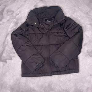 Stradivarius vinterjacka Färg: Svart Storlek: XS Skick: Varm och i bra skick Pris: 250 kr Tjej