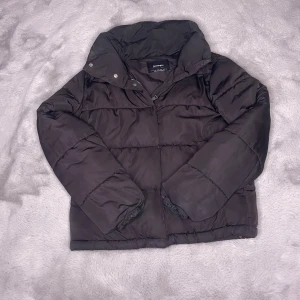 Vinterjacka storlek xs - Stradivarius vinterjacka Färg: Svart Storlek: XS Skick: Varm och i bra skick Pris: 250 kr Tjej