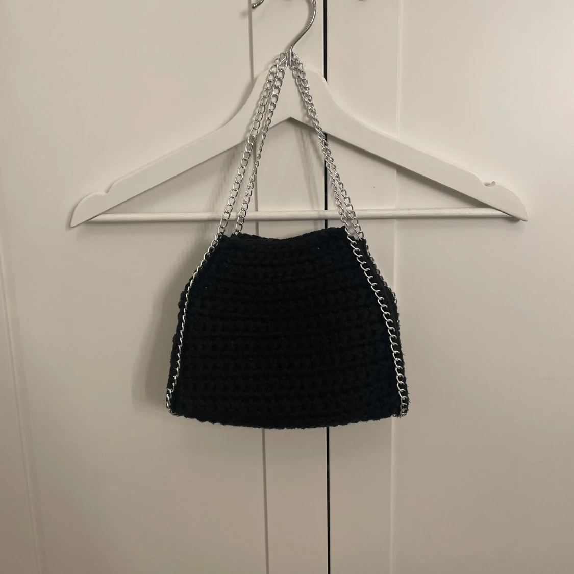 Svart stickad axelväska med kedja - 1