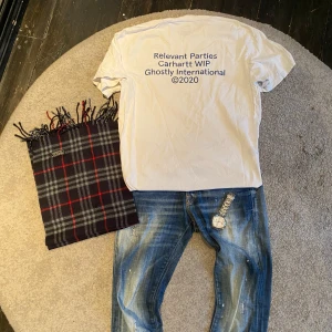 Carhartt limited Edt. - Säljer en vit t-shirt från Carhartt WIP med tryck på både fram- och baksida. T-shirten har korta ärmar och är i en klassisk passform. Perfekt för en avslappnad stil. Storlek S passar M bättre