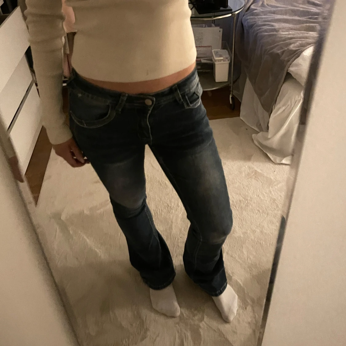 Blå bootcut jeans med broderade bakfickor - 1