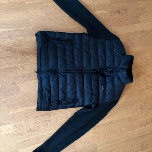 Gant cardigan  - Snygg svart Gant cardigan, inte använt så mycket , hör av er vid mer frågor!