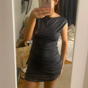 Klänning  - Fin klänning i nyskick. Vet ej var den är ifrån då jag fick den av min kusin och det finns ingen lapp på. Det sår ingen storlek men kag skulle säga att den passar xs/s. Hör av dig vid frågor💕