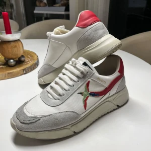 Axel Arigato genesis -  Säljer mina Arigato skor som inte används ofta dock så har den lite smuts på framsidan och har även gått sönder på framsidan. Men en skomakare har fixat det så det ser väldigt osynligt ut. Box och påse följer med och priset är självklart diskuterbart för en snabbare affär.