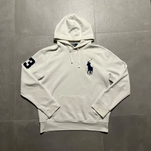 Ralph lauren hoodie - Tja, säljer nu denna riktigt snygga ralph lauren hoodien med en väldigt populär och unik design. Storlek M. Vid frågor om mått eller funderingar kontakta!