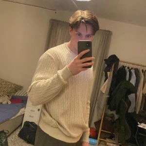 Beige stickad tröja från Lindbergh - Tröja från lindbergh knappt använd i storlek M. 