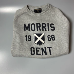 Morris gent tröja - Säljer en grå tröja från morris gent. Size L, skick 9/10, tröjan är näst intill oanvänd och har inga deffekter. 