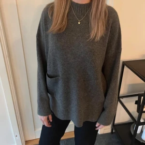 Grå stickad tröja  - Mysig grå stickad tröja med långa ärmar och en ficka framtill från Zara, bilderna är lånade💕