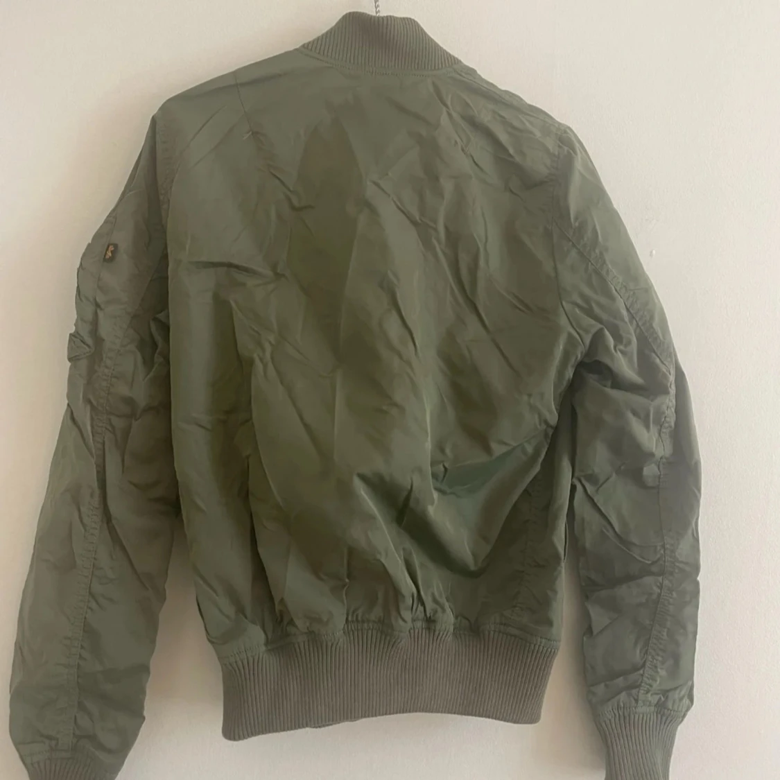 Grön bomberjacka från Alpha Industries - 1