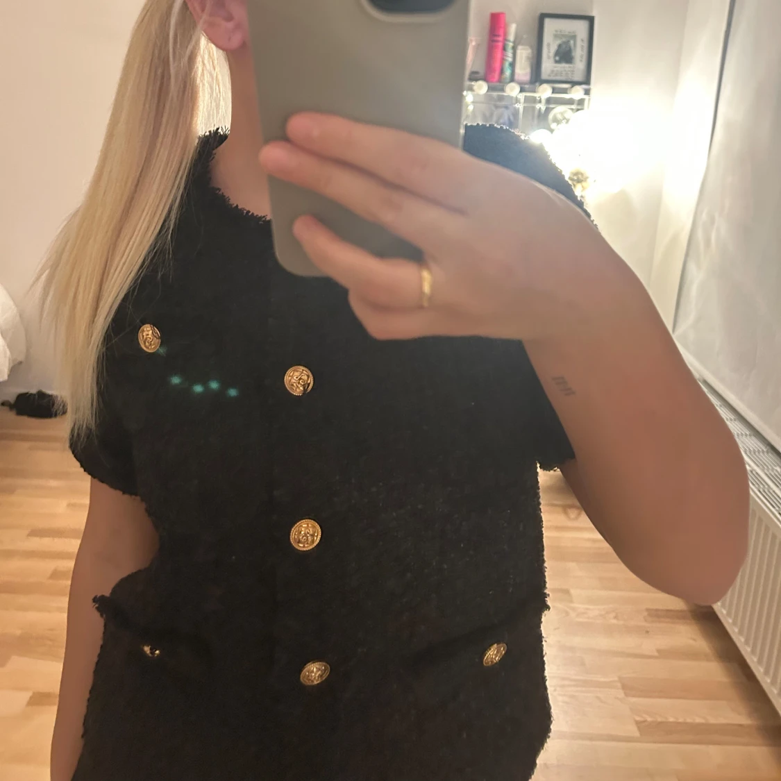 Svart kortärmad tröja med guldknappar