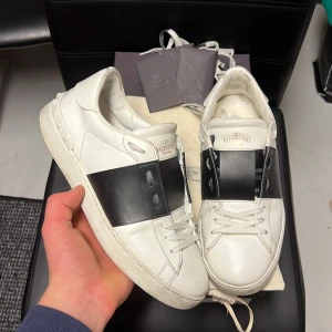 Valentino open - Säljer dessa riktigt schyssta valentino opens! Size 40,5 men passar upp till 41,5-42! Skick 9/10! Box,dustbag,kort,kyvärr samt extrasnören tillkommer! Kan gå ner i pris vid snabb affär! Hör av dig vid minsta fundering 🤝