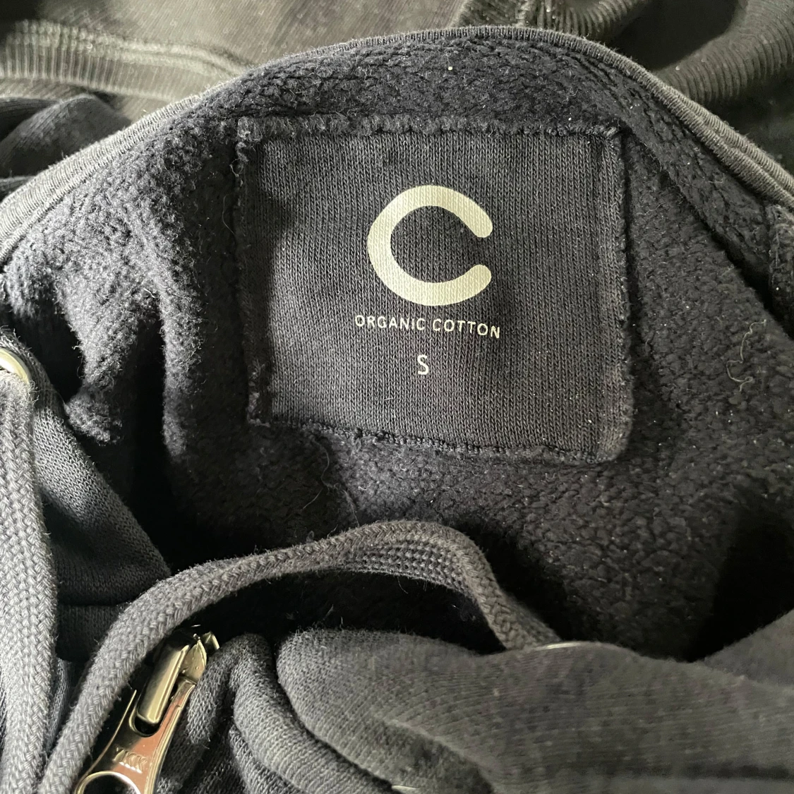 Mörkblå zip up i ekologisk bomull - 3