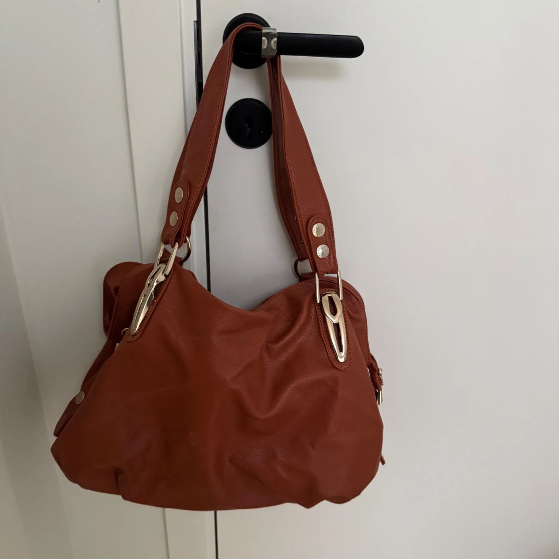 Väska med gulddetaljer 