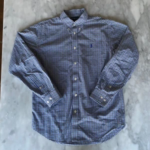 Rutig Ralph Lauren skjorta blå  - Skick: 8,5/10. Skjortan har inga defekter. Om du är osäker på om det kommer att passa kan du alltid fråga om mått!