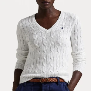 Vit stickad tröja från Ralph Lauren - Säljer en stilren vit stickad tröja från Ralph Lauren med klassiskt kabelstickat mönster. Köpt för 2000kr och är i ett nyskick!🌸💕