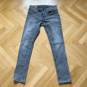 Grå jeans  - Snygga grå jeans från Dondup med rätt så skinny passform. Perfekta för en stilren look. Lite slitna längst ner se sista bilden. 