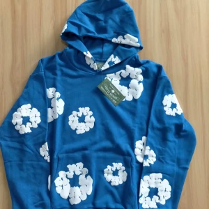 Denim tears tröja - Säljer en äkta denim tears tröja, använt typ 2-3 dagar, den matchar perfekt med airforce skor, dm för mer bilder