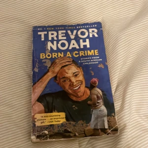 Born a Crime bok - Säljer boken 'Born a Crime' av Trevor Noah. En gripande och humoristisk berättelse om att växa upp i apartheidens Sydafrika. Boken är en New York Times bestseller och hyllas för sin insiktsfulla skildring av författarens barndom och relationen till hans modiga mor.okej skick