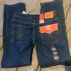 Levi's 551Z Jeans - Helt nya Levi's 551Z jeans i en klassisk blå färg. Dessa jeans har en rak passform och passar bra på mig som är 185 men beror även på hur man har byxorna.