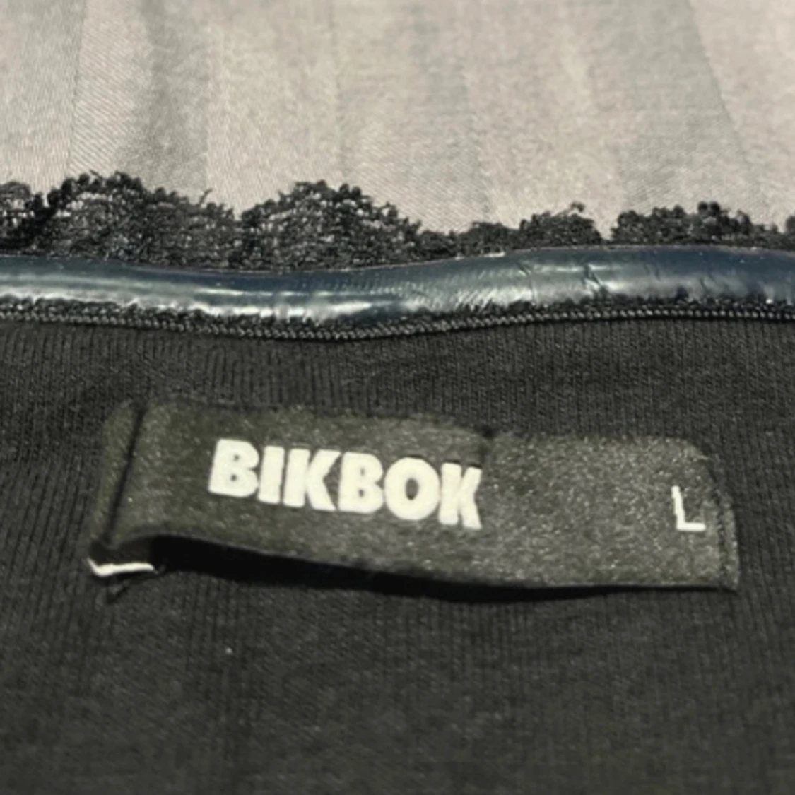 Svart ribbad bandåtop och matchade kjol till från BikBok - 2