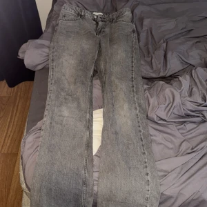 Grå jeans från Perfect Jeans - Snygga lågmidjade, grå jeans från Gina tricot. Perfekta för en avslappnad stil. Är i nyskick pågrund av att jag bara  använt dom ett par gånger på grund av att de var för små. Perfekt för dig som har storlek xs/s på kläder. Köpte dem för 550kr