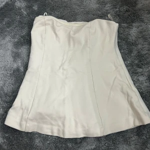 beige topp - säljer en beige tröja 😊 den är i bra skick. skriv privat för info eller frågor 💗