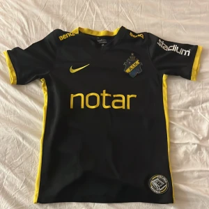 AIK tröja från Nike. - Säljer en fet AIK tröja med alla sponsorer inget namn eller nummer på ryggen. ⚽️