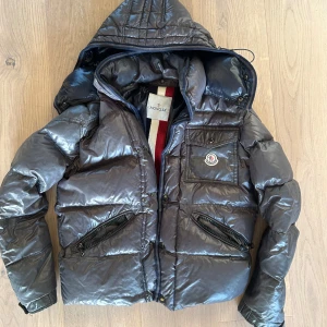 Moncler Branson - Säljer en moncler branson (ett alternativ till moncler maya) den är varm najs och självklart äkta som alltid. Hör av er om det är något😁