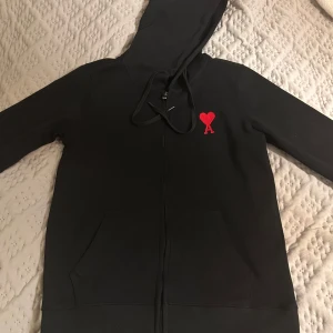 Ami paris zip-hoodie - Riktig fräsch hoodie med blixtlås. Inga fel på hoodie och är helt fläckfri då jag inte alls tagit på mig den någon gång.
