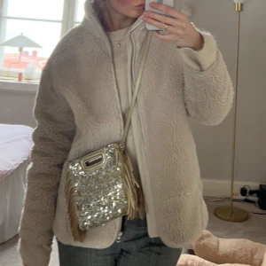 Teddyjacka  - Säljer min teddyjacka från Weekday! Sparsamt använd och i storlek xs. Skriv privat för fler foton!🧸🧸🧸🧸