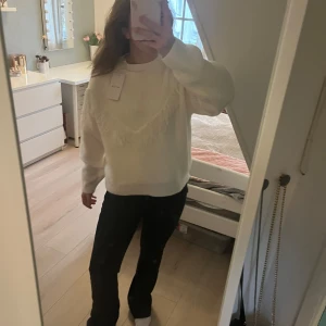 Vit stickad tröja med fransar - Fin vit stickad tröja med frans detaljer, prislappen är kvar💞 Skriv för fler bilder eller frågor!!
