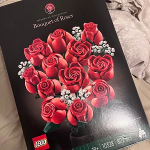 LEGO Bouquet of Roses - Säljer ett LEGO-set från Botanical Collection, Bouquet of Roses perfekt för alla hjärtans dag. En kreativ och unik dekoration för hemmet. 