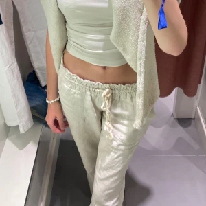 Roxy linnebyxor  - Snygga beige linnebyxor med avslappnad passform och snörning i midjan. Perfekta för en bekväm och stilren look.