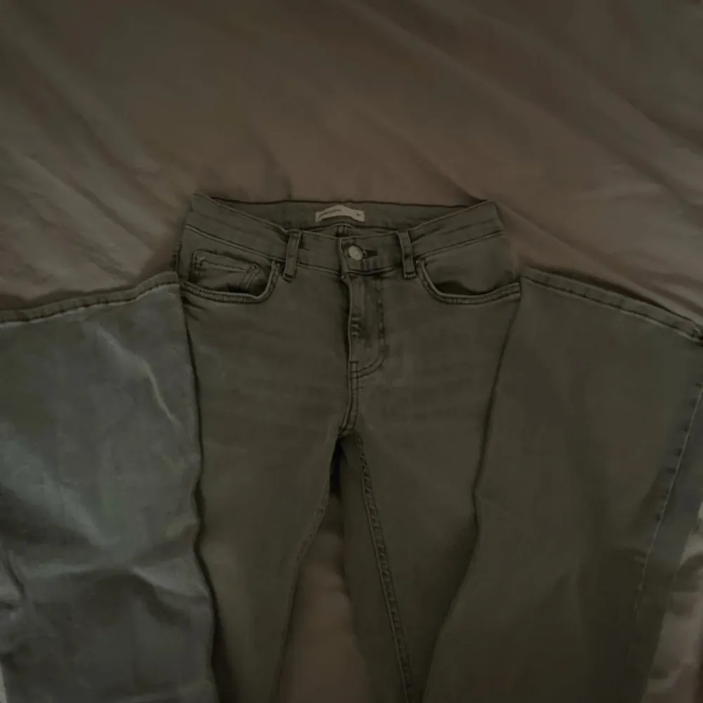 Snygga grå jeans från Perfect Jeans i storlek 34. De har en klassisk design med fem fickor och knappgylf. Perfekta för en stilren look.. Farkut & Housut.
