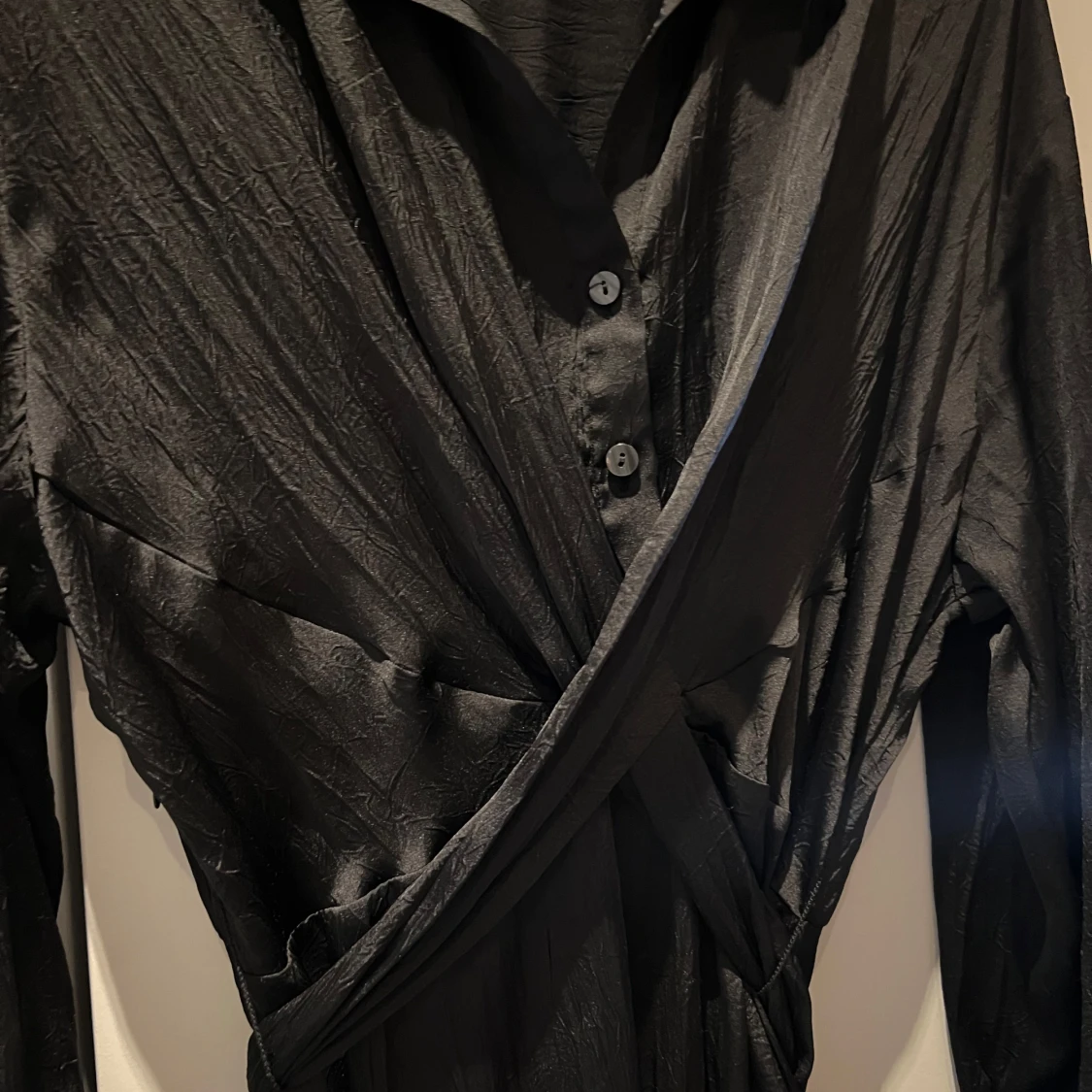 Svart omlottklänning - 3