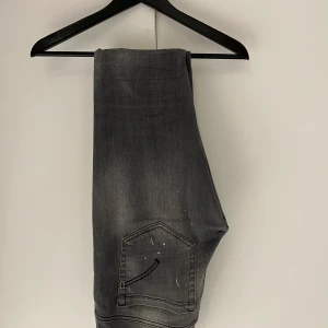 Dondup george jeans med slitningar - Riktigt schyssta o unika dondup jeans | Storlek 32 | Bra skick | Hör av er vid minsta lilla fundering🤝