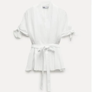 Zara Blus - Superfin zara blus/topp med knyt detaljer. Knappt använd då den är för liten för mig!