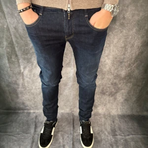 REPLAY ANBASS JEANS - - Replay anbass jeans - Slim fit passform - Storlek W29/L32 - Nypris runt 1800kr - Kontakta för fler frågor eller funderingar // Deluxecloset
