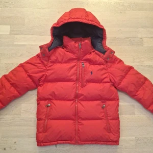 Ralph Lauren jacka - Säljer en riktigt snygg Ralph Lauren puffer jacka. Den är I storlek 14-16 alltså XS. Den är i superfint skick och perfekt nu under vintern. Priset går att diskutera ✅️