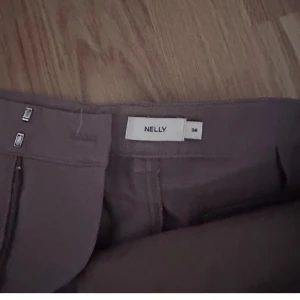 Kostymbyxor från nelly 34, helt nya  - De var för stora för mig så vill sälja de vidare. Ny skick och jätte fin. Passa på nu när det är gratis frakt(:🫶vid snabb köp diskuteras pris