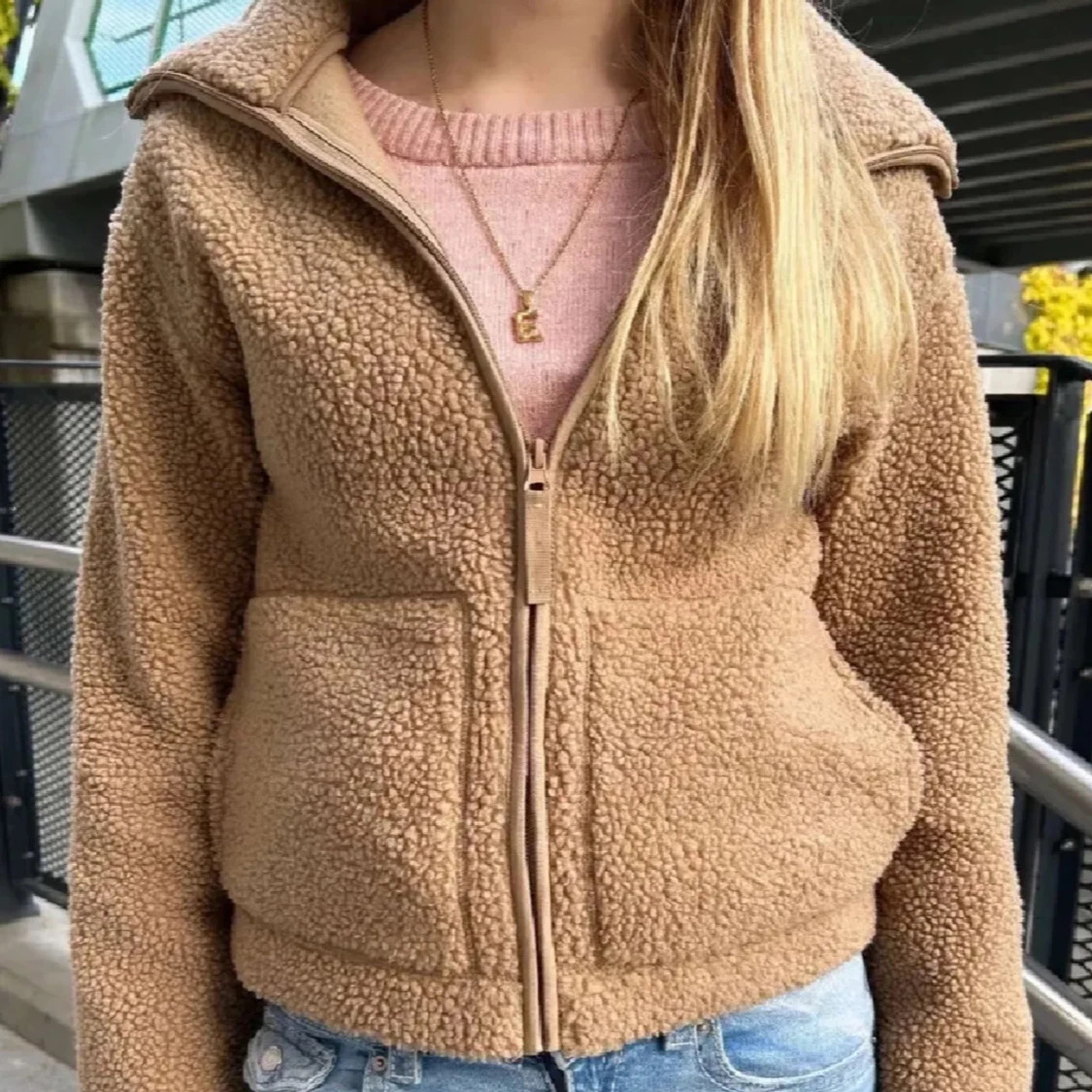 Beige teddyjacka med dragkedja